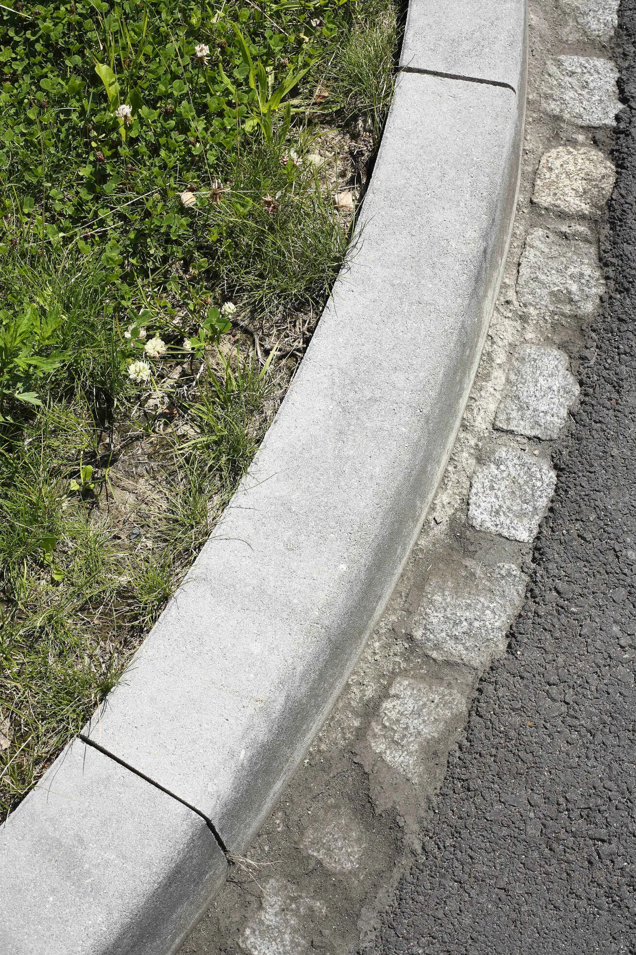 BEST-MONO II obrubník obloukový R 2,0m vnější, přírodní